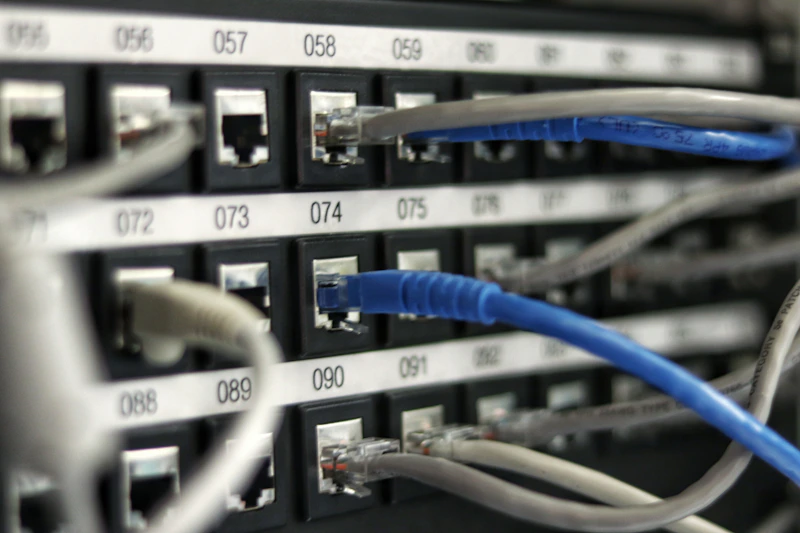 Racks de equipamentos de rede com cabeamento estruturado