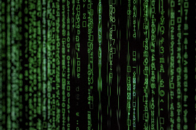 Linhas de código em tela escura representando automação de infraestrutura