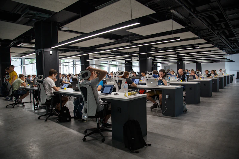 Estação de trabalho com telas de monitoramento de sistemas